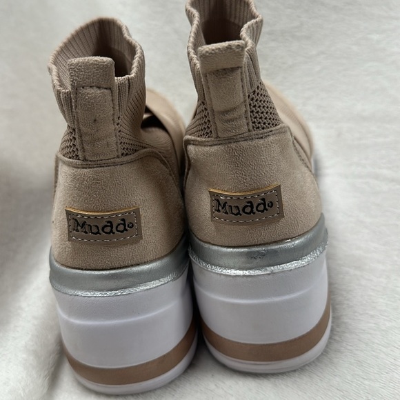 Mudd Soft Tan, White Trim  Hi-Top Slip On Sneaker Sz: 7.5 - Picture 2 of 8